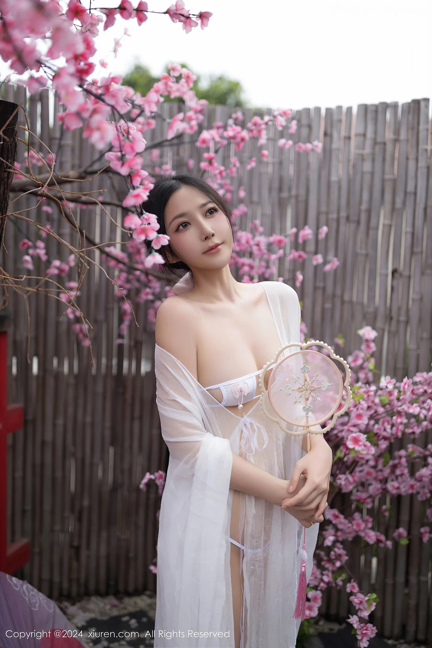 图片[4]-[XiuRen秀人网]VOL.8927 模特鱼子酱Fish性感白色轻透连衣裙露白色情趣内衣迷人诱惑写真80P-秀人网官方网站